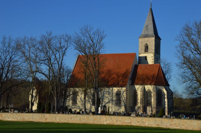 Spätgotische Saalkirche, erbaut um 1450, heute auf freiem Feld.