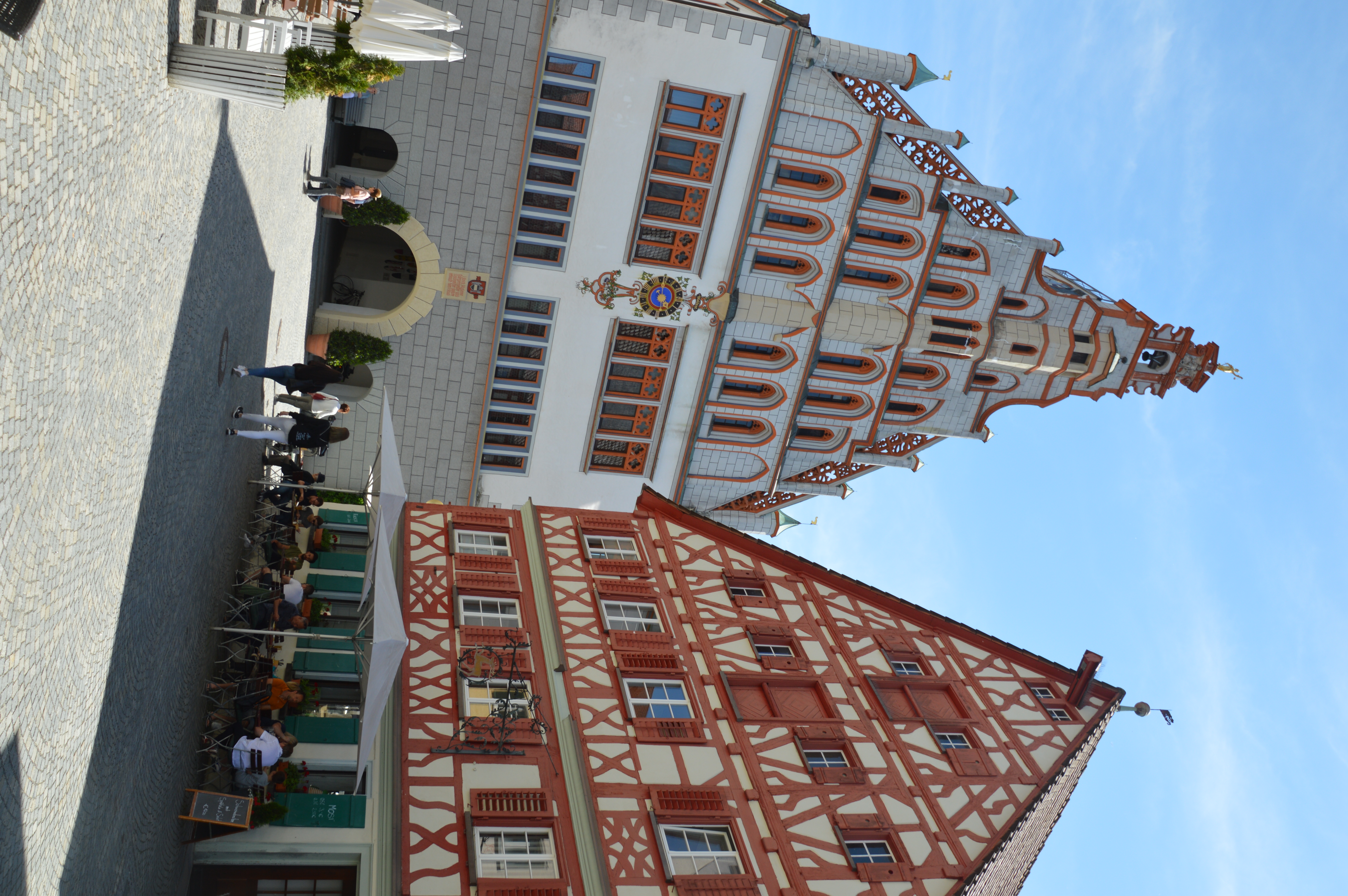 Links: Rathaus
Rechts: Wirtshaus