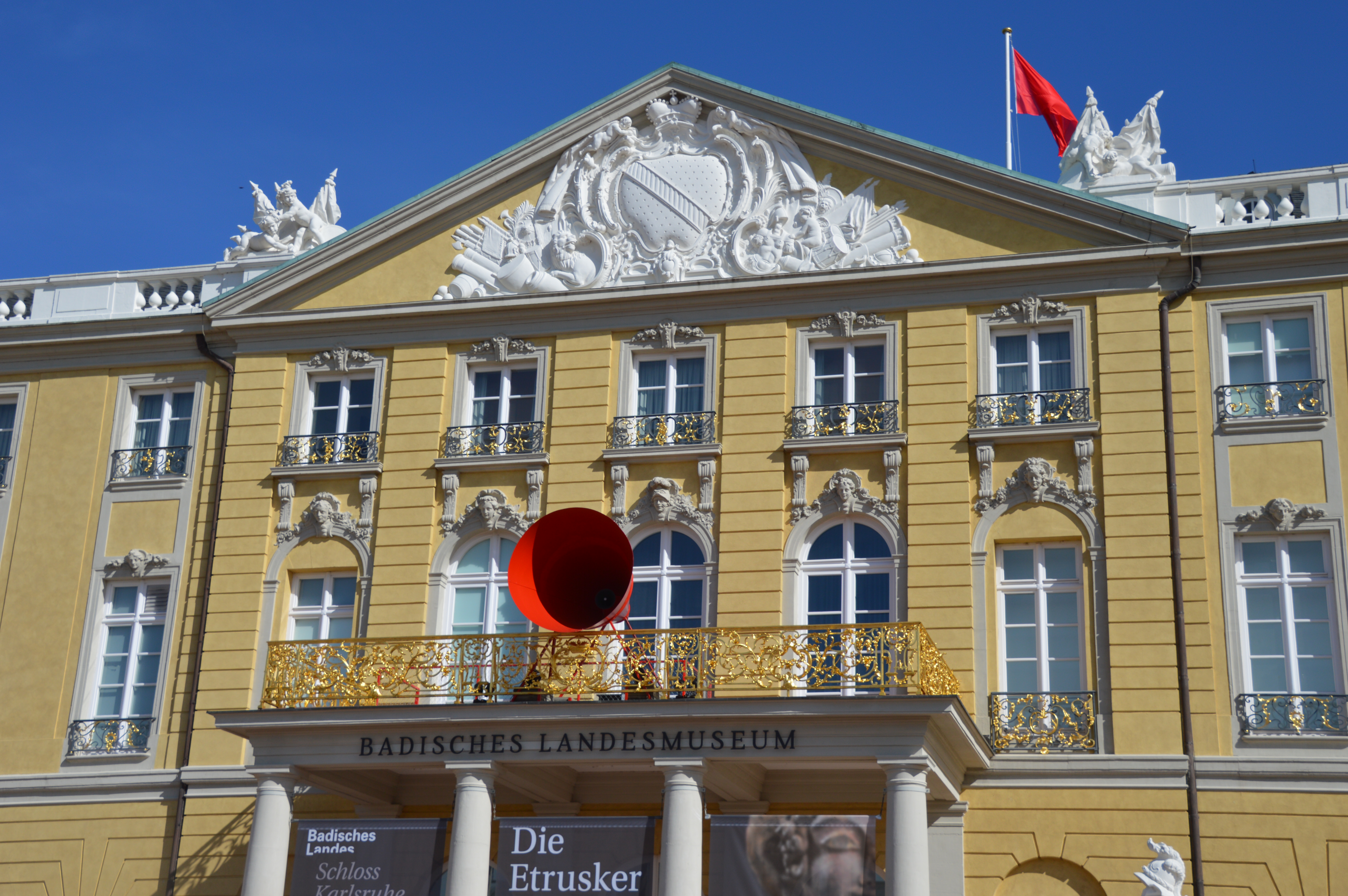Rote Fahne über dem Karlsruhe Schloss/Museum