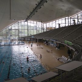 Das Schwimmbad im Olympiapark München mit großem Zuschauer - Raum für Sportveranstaltungen .