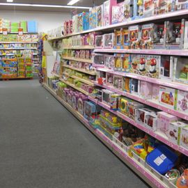 Rofu - Spielzeugladen in Erding noch sind die regale voll.