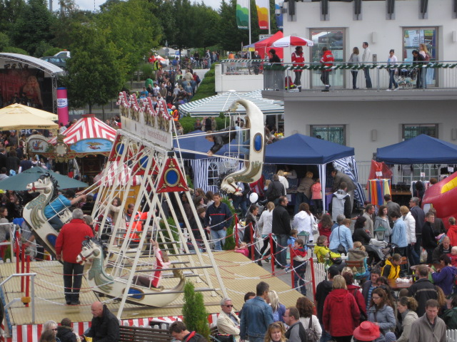 Ein großer Jahrmarkt bei der großen Jahrhundertfeier bei Segmüller.