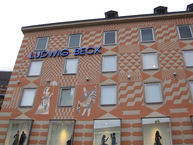 Ludwig Beck am Marienplatz in München ein sehenswertes Gebäude...............