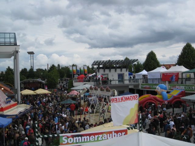 Ein großer Jahrmarkt bei der großen Jahrhundertfeier bei Segmüller.
