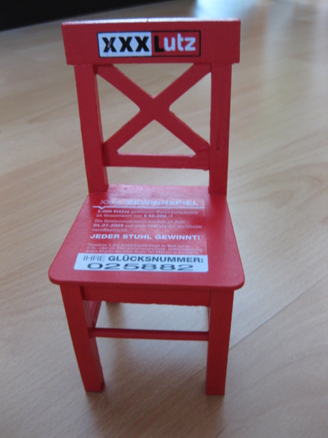 Der rote Stuhl von XXXLutz in Aschheim