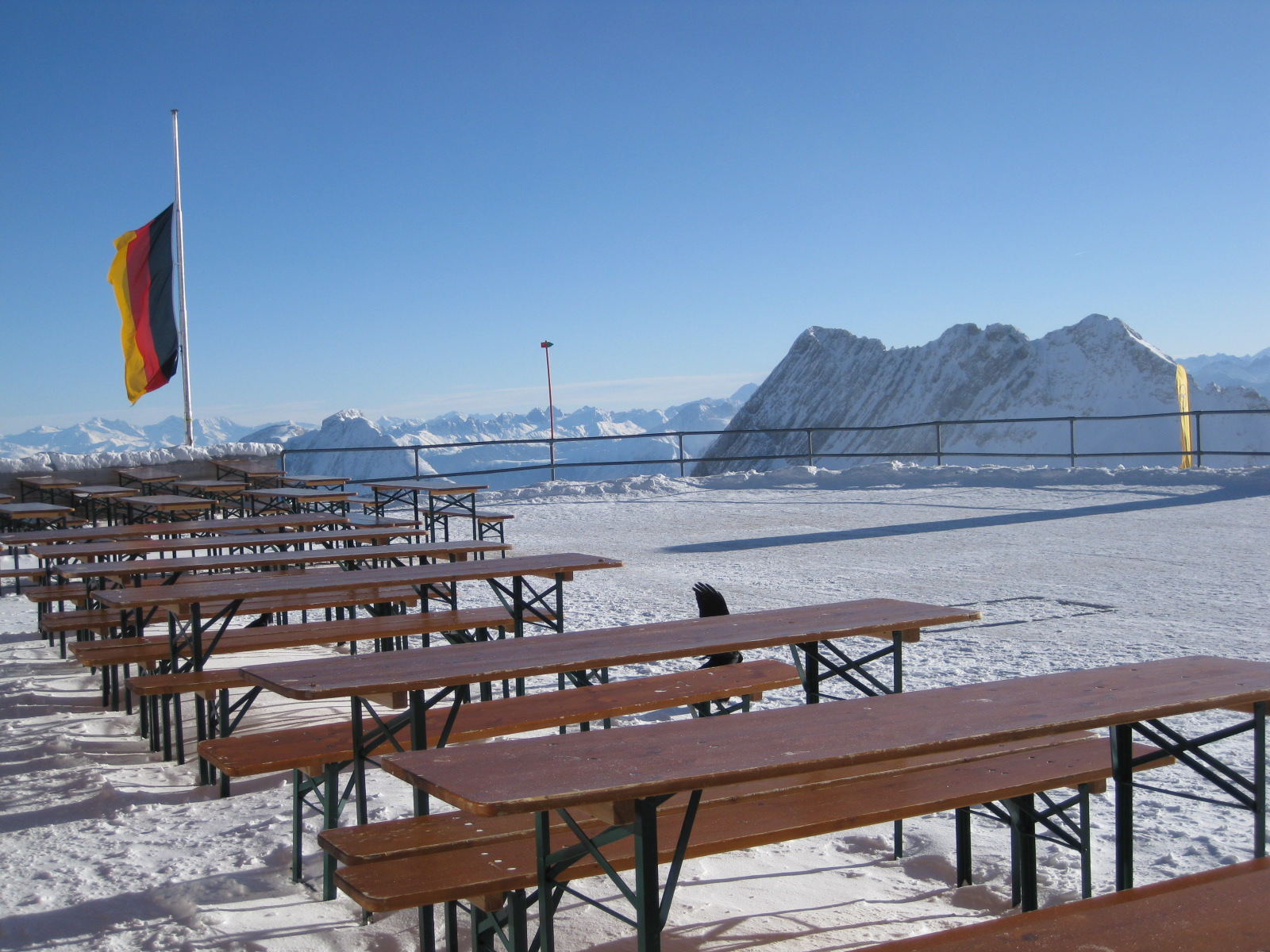 Biergarten auf der bayrischen Zugspitze . . .