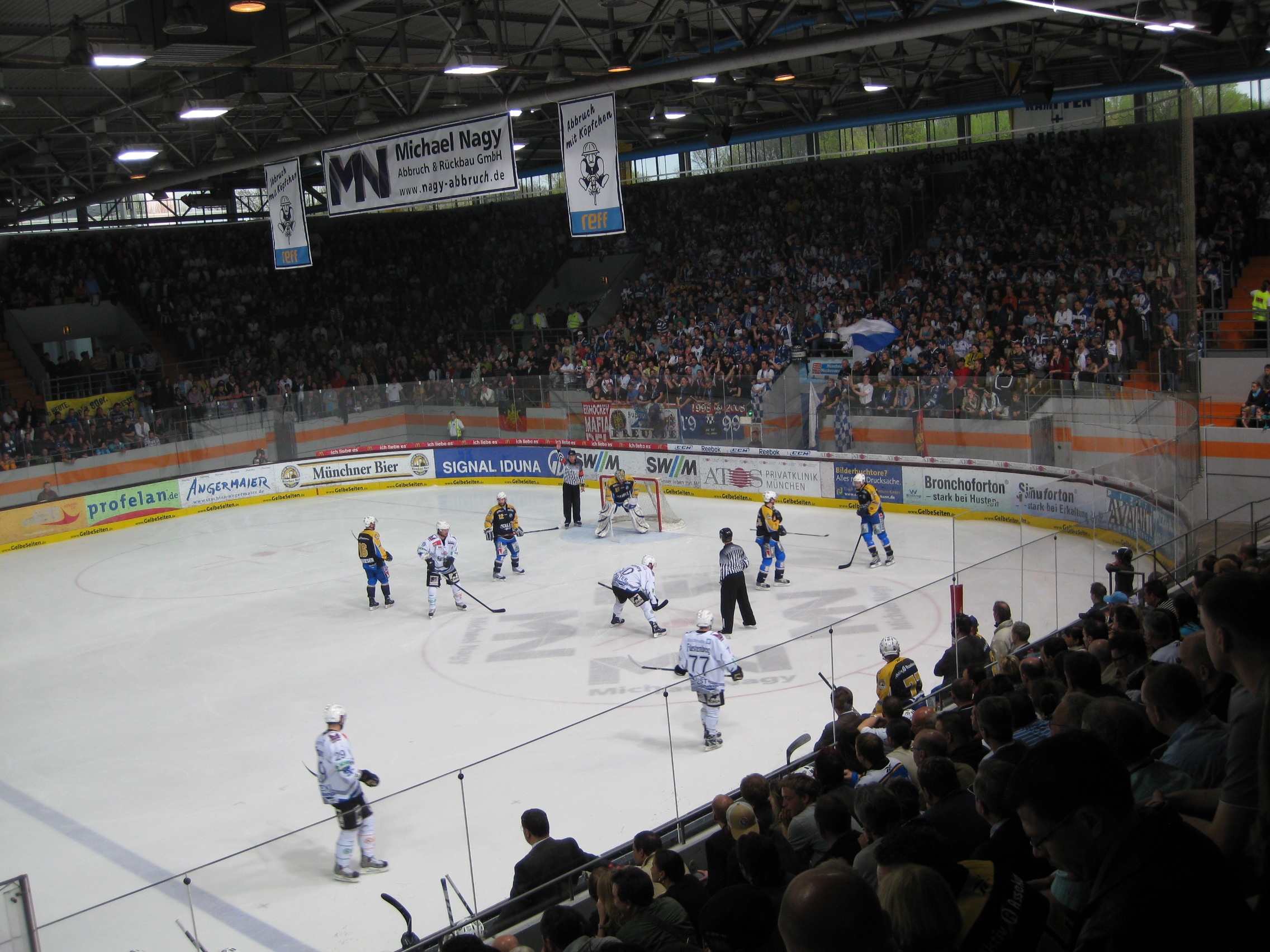 Olympia-Eissportzentrum beim EHC - Eishockey Spiel