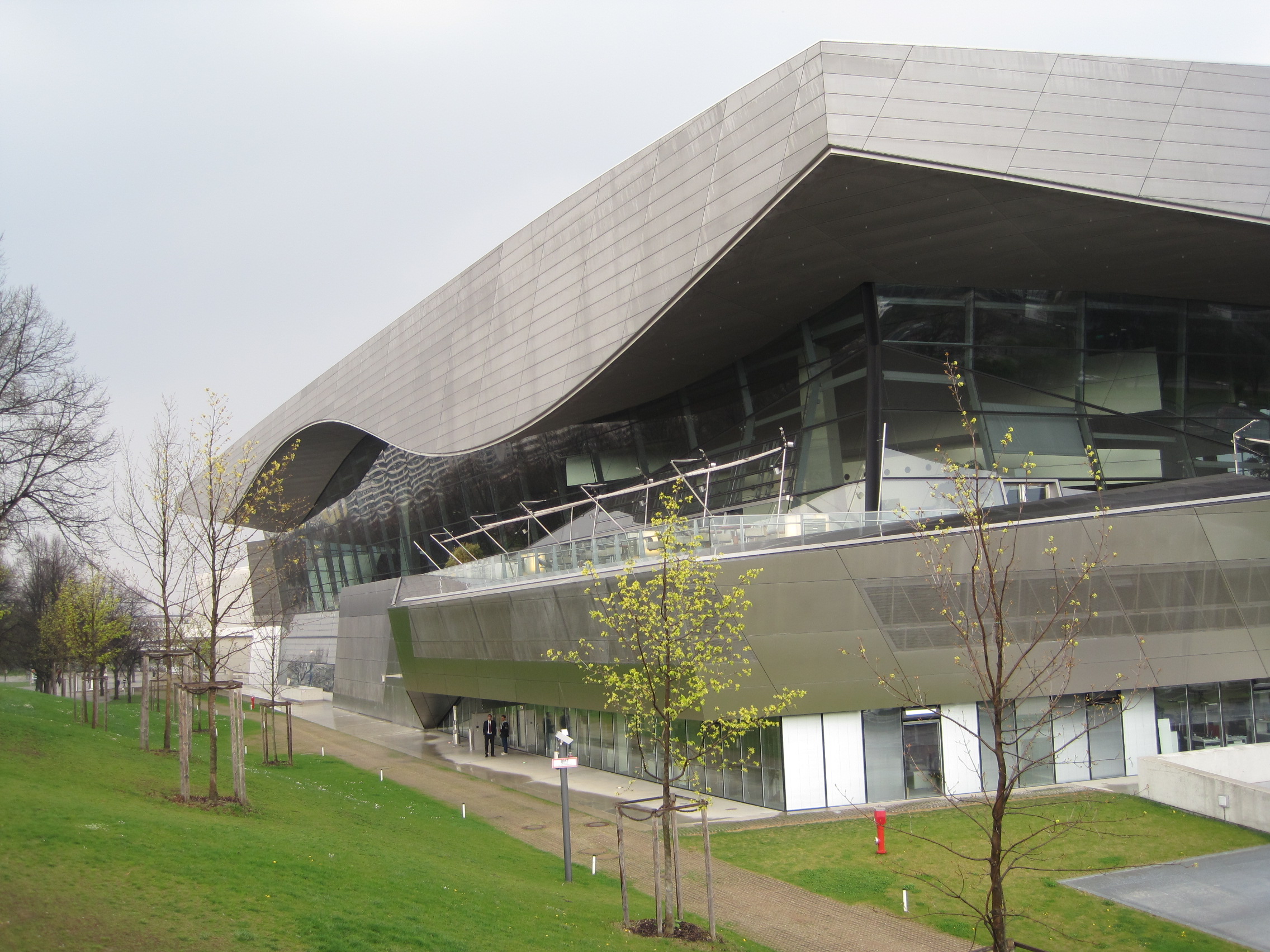 Das neue , moderne BMW Museum in München .