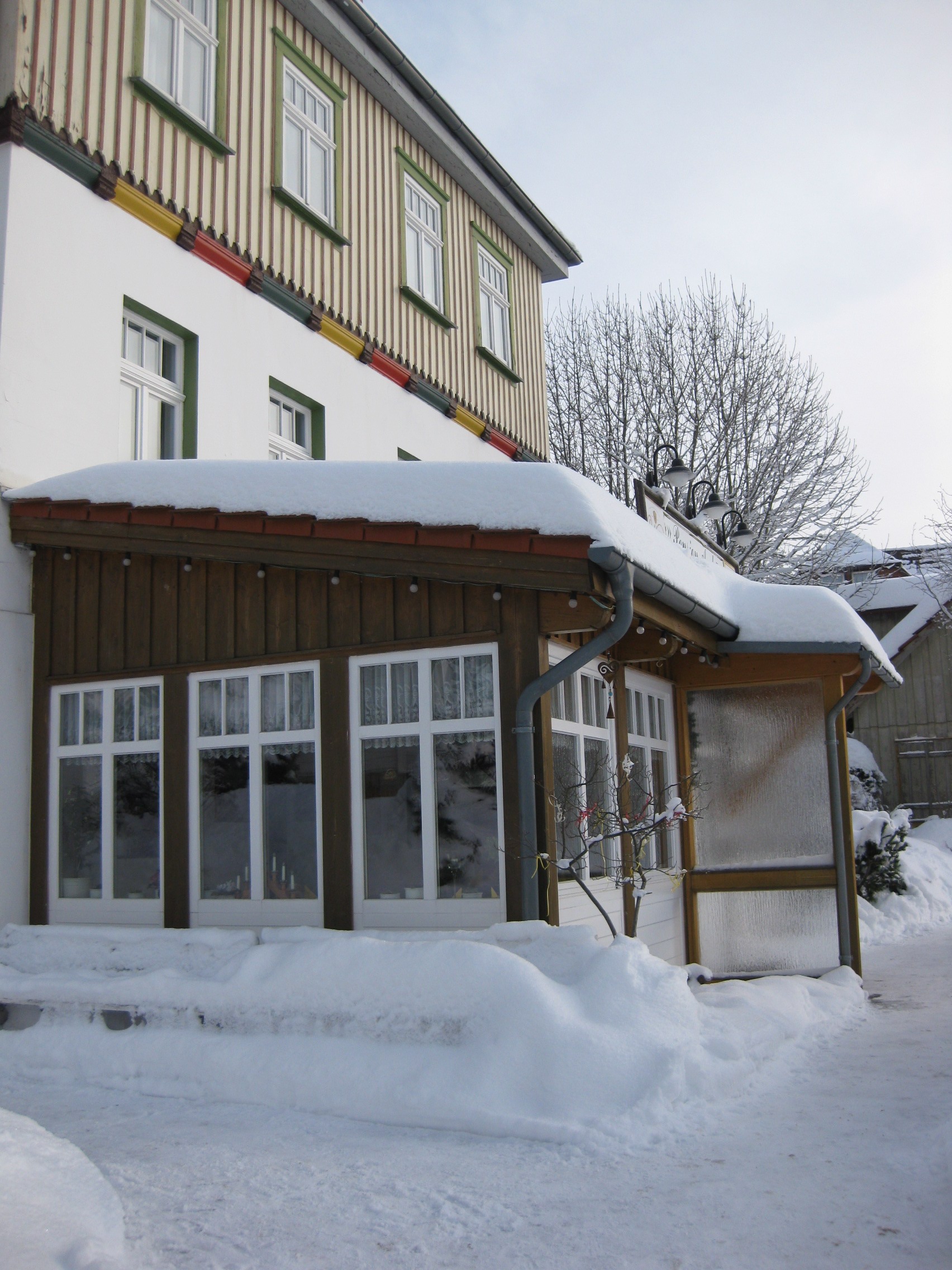 Andrä Pension gemütlich essen mit Blick in die verschneite Landschaft