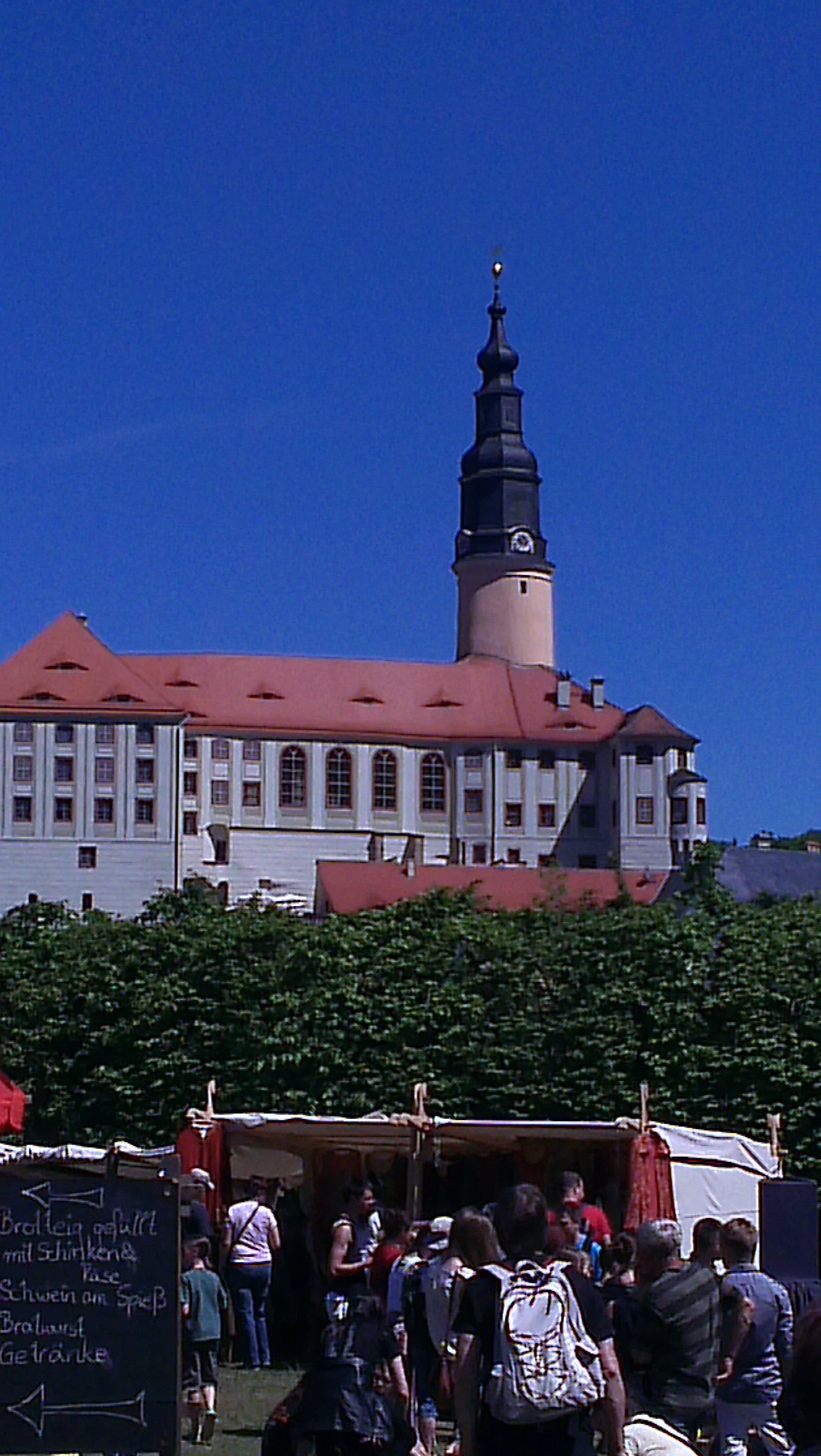 Mittelalterfest mit Schloss im Hintergrund