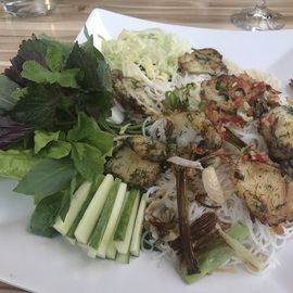 Marinierter Seeteufel mit Dill, Reisnudeln, Salat, Kräutern und einer Fischsauce