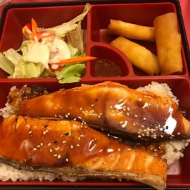 Bento Box mit Lachs und Teriyakisauce 7,90 €