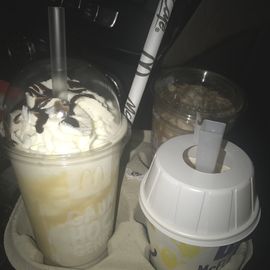 links Milchshake Minions Banana, rechts McFlurry Minions Banana, hinten Milchshake Schoko