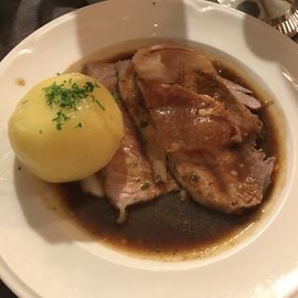 Altbayerischer Schweinekrustenbraten in Dunkelbiersoße
mit hausgemachtem Kartoffelknödel 