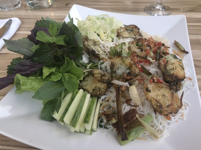 Marinierter Seeteufel mit Dill, Reisnudeln, Salat, Kräutern und einer Fischsauce