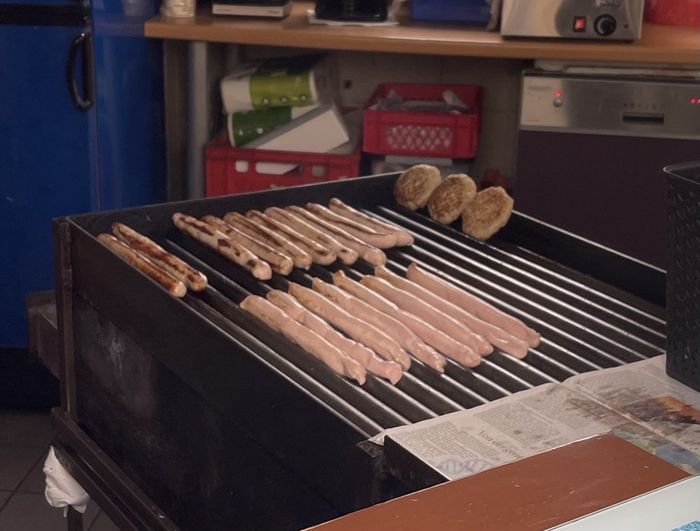 Der Grill im inneren des Häuschens