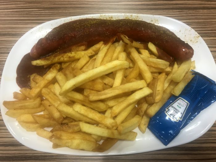 Currywurst/Pommes 8,00 €
