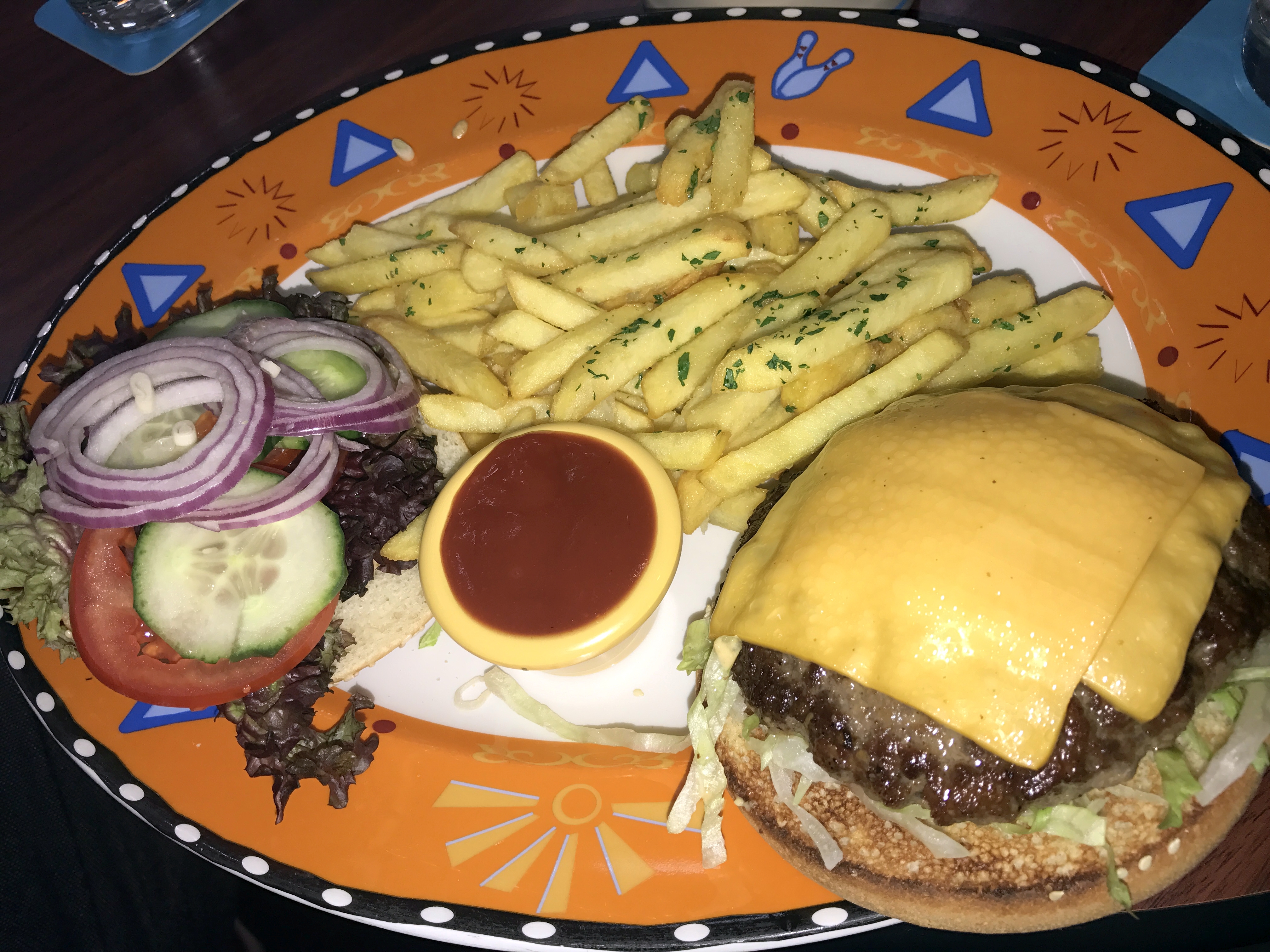 Cheeseburger mit Knoblauch-Pommes