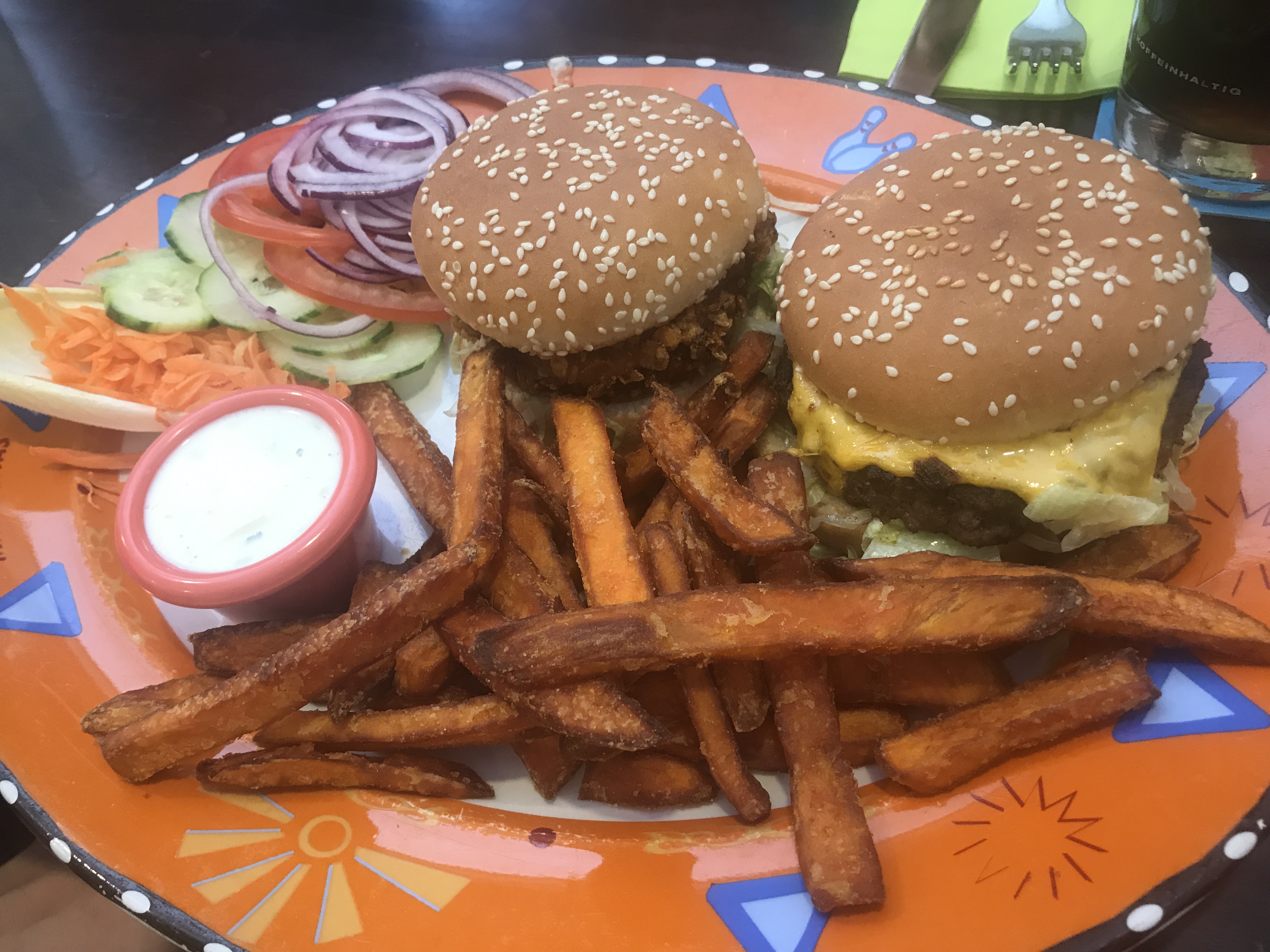 Burger Duo mit Süßkartoffelpommes