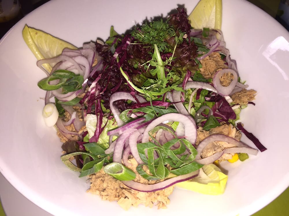 Salat mit Thunfisch und Zwiebeln