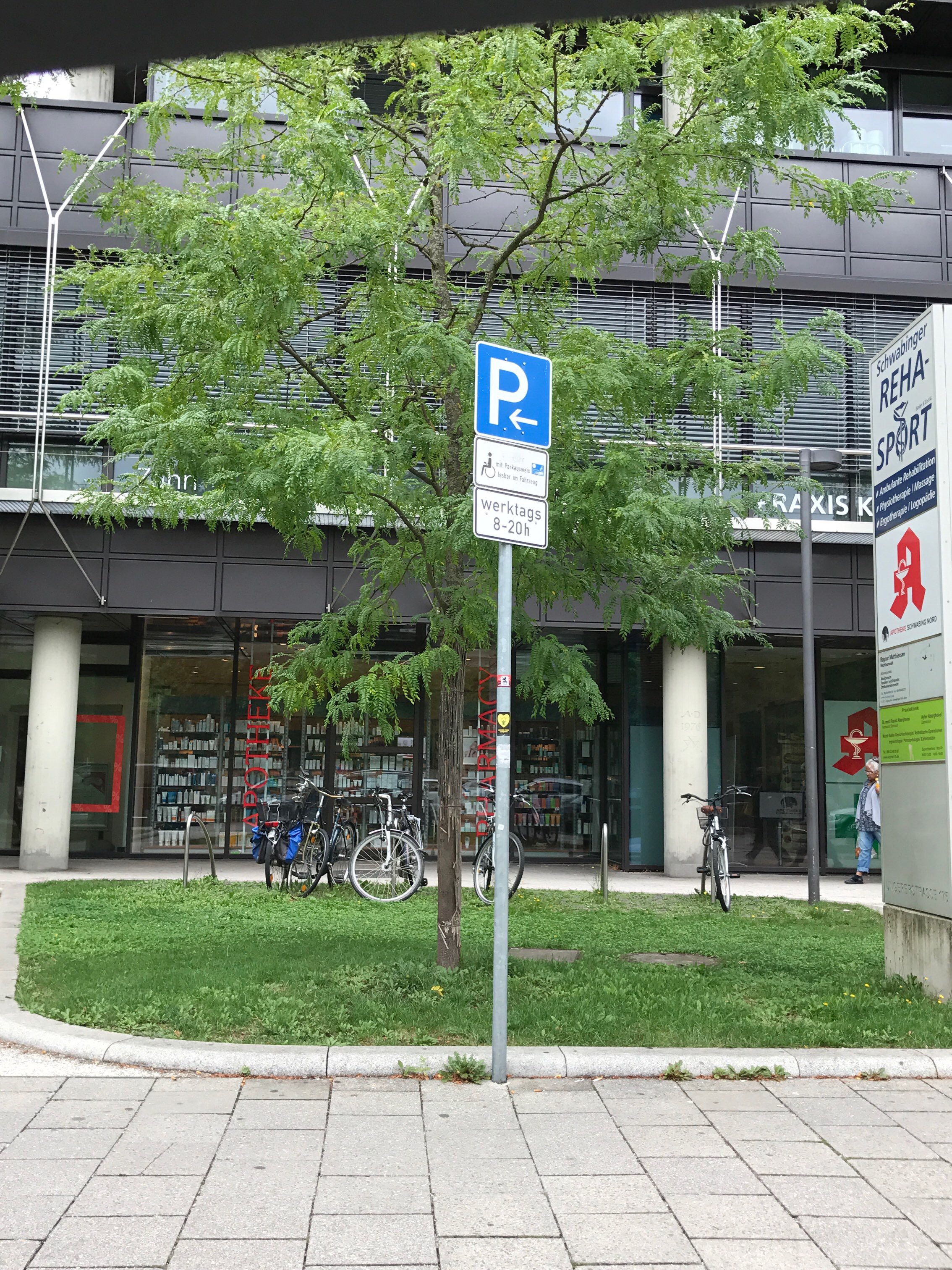 Bild 1 Bienen-Apotheke Alte Heide in München