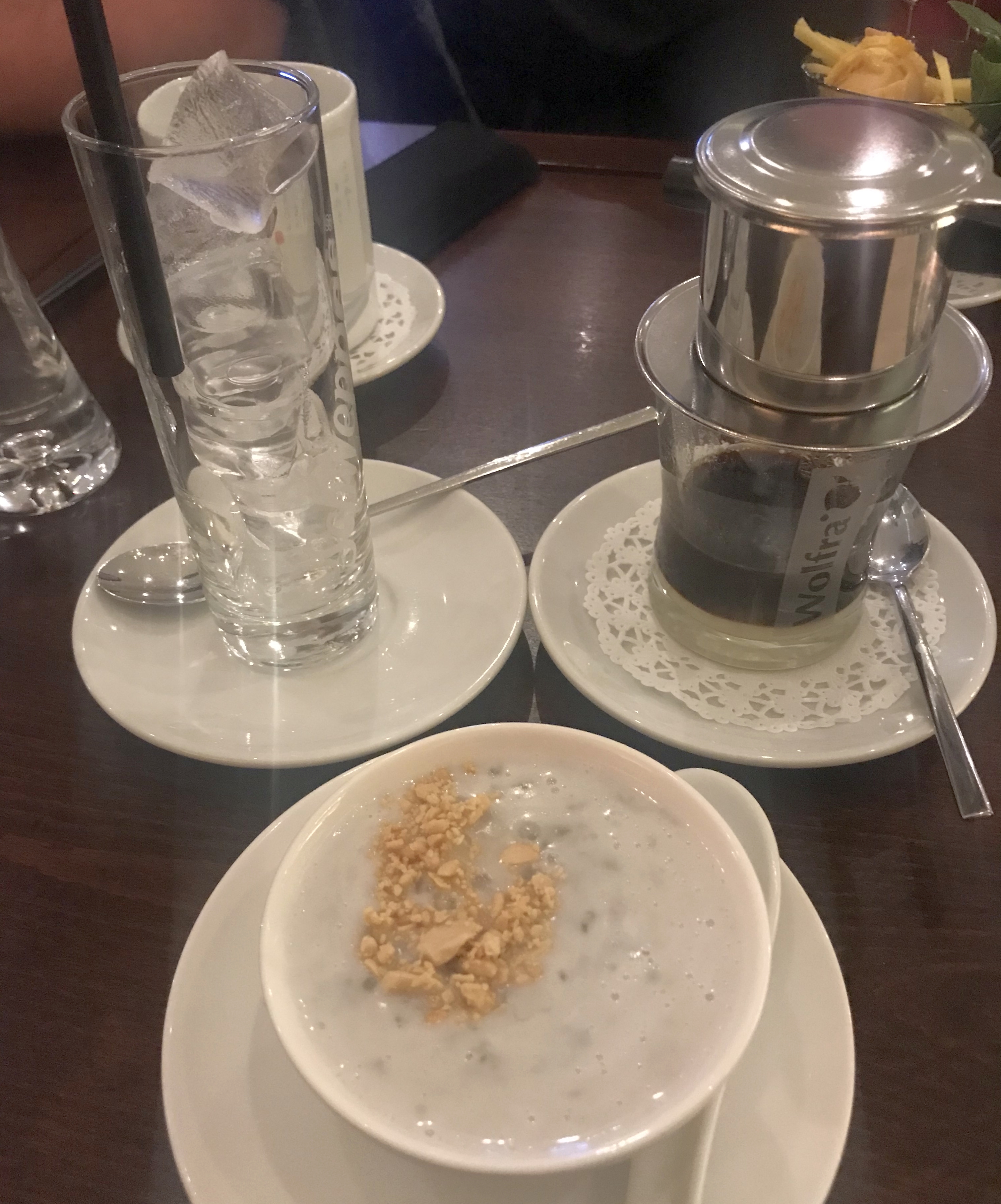 vietnamesischer Eiskaffee und Kochbanane in Kokosmilch mit Tapiokaperlen