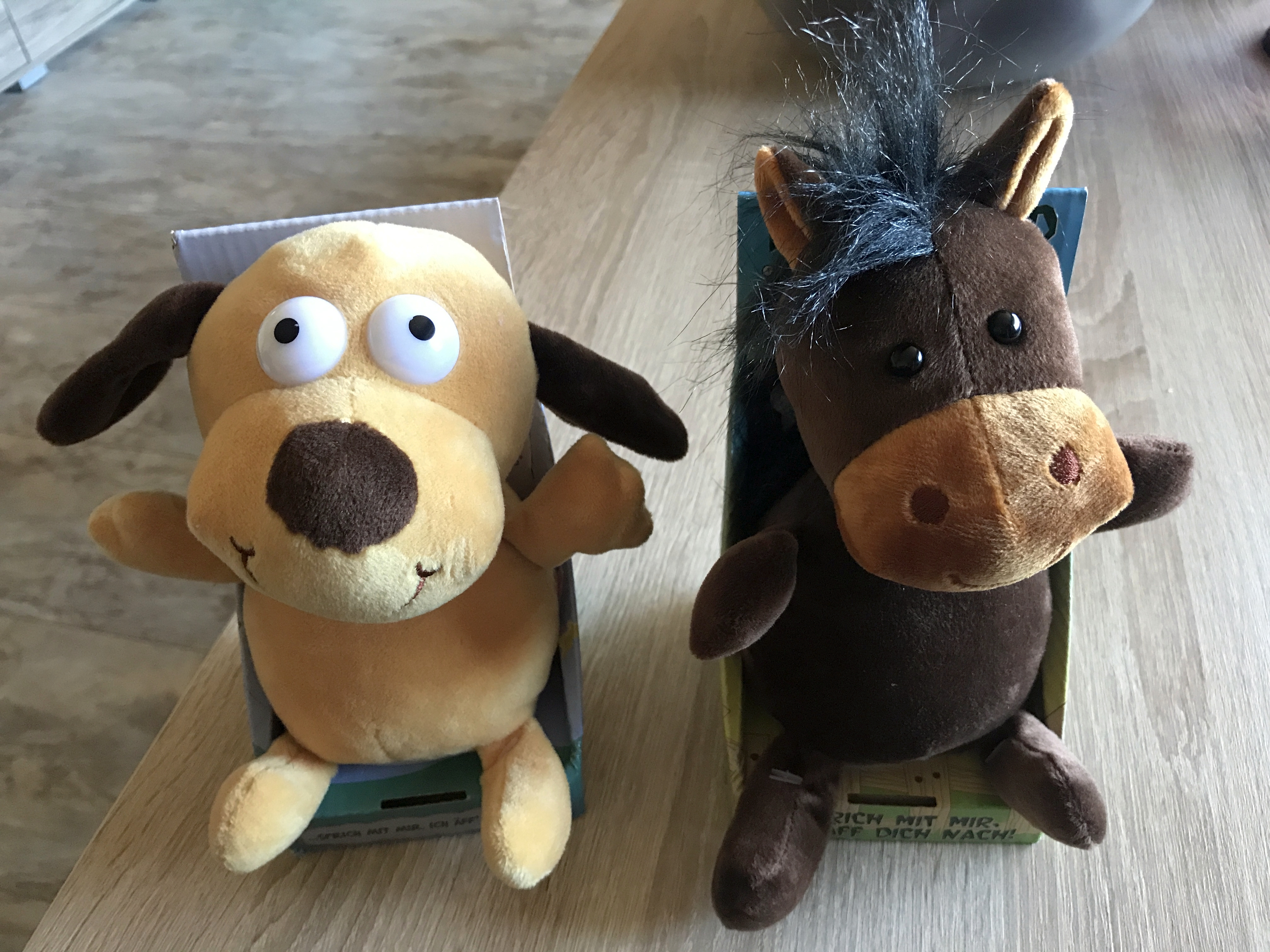 Nachsprech-Tiere Boxi (Hund) und Hugo (Pferd) - je 19,95 &euro;. Regen Kleinkinder zum Sprechen an.