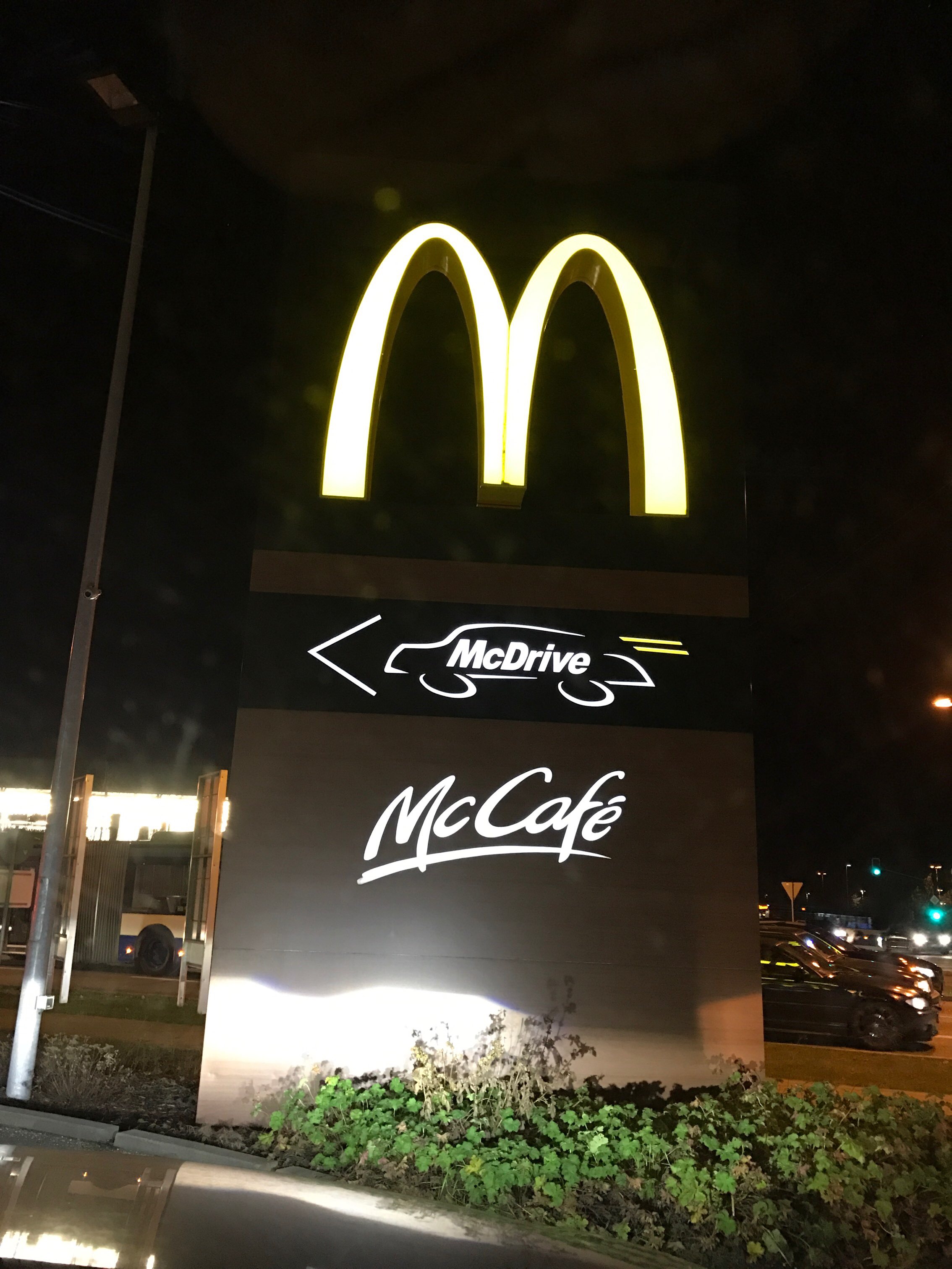 Bild 1 McDonald's Restaurant in Brunnthal