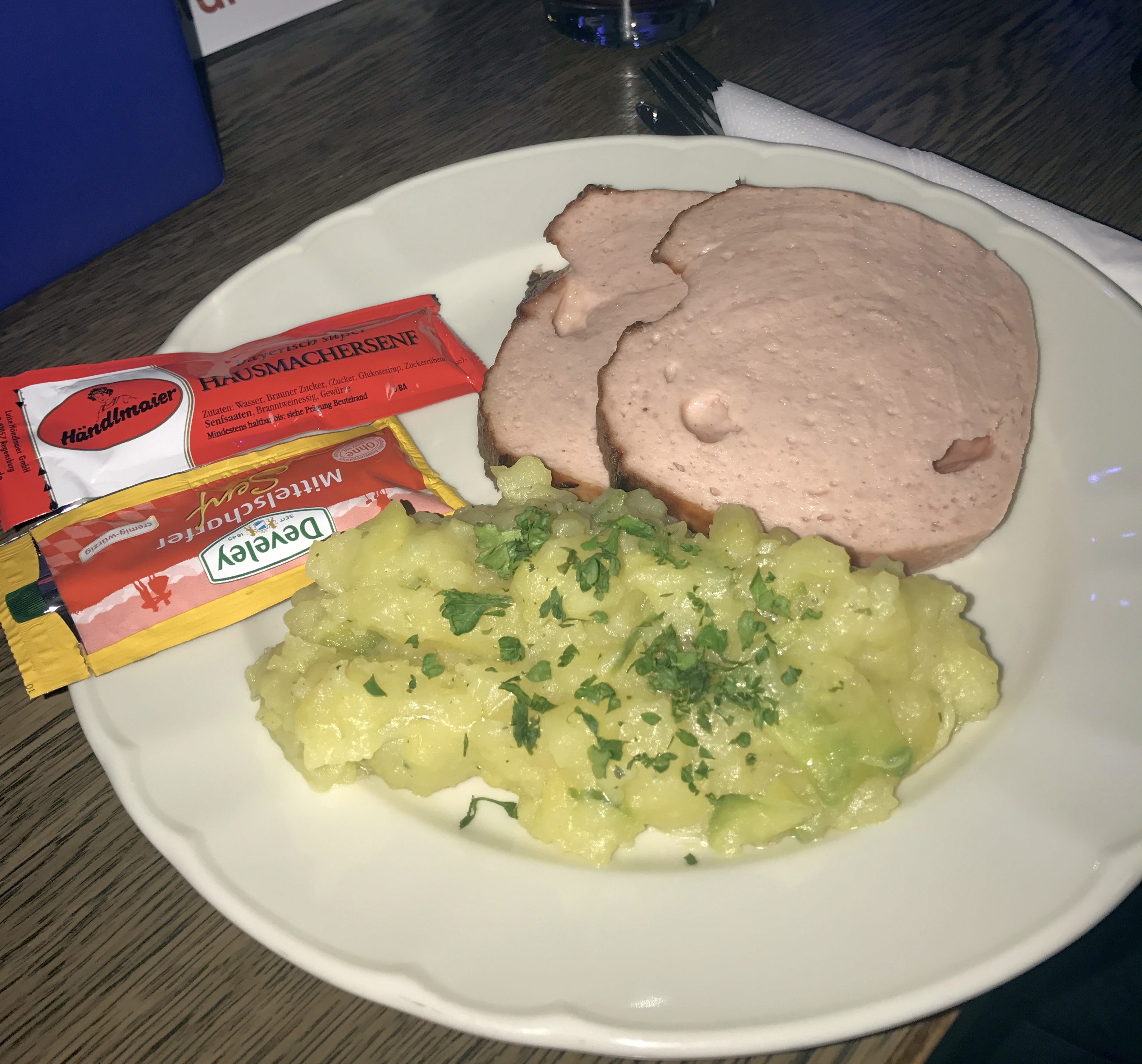 Leberkäse mit Kartoffel-Gurken-Salat