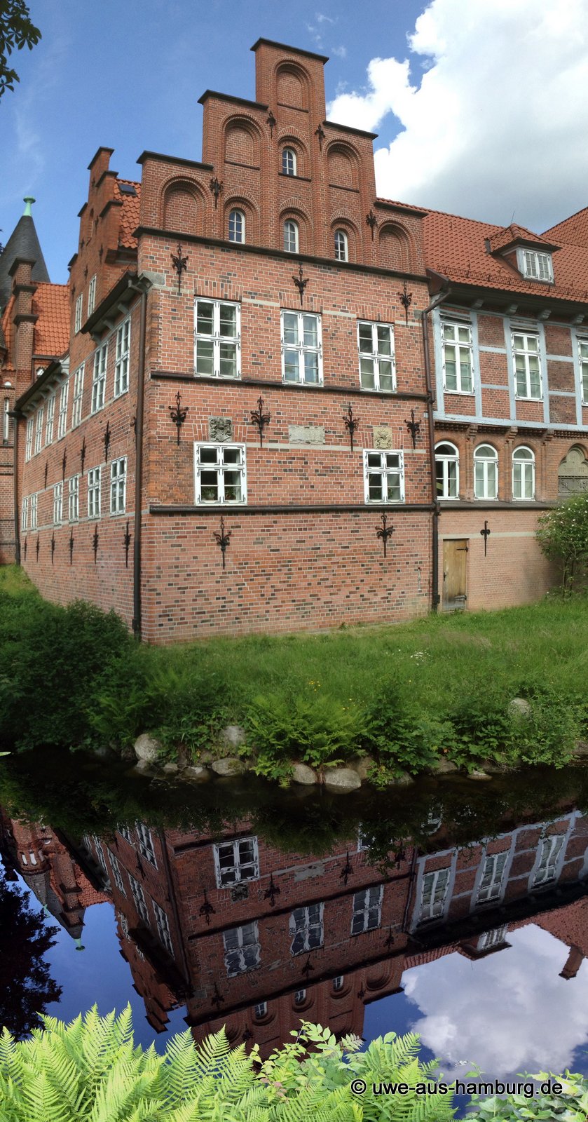 Das Schloss Bergedorf
In Bergedorf steht Hamburgs einziges, erhaltenes Schloss. Es liegt direkt an der Fußgängerzone, beinhaltet das Museum für die Vier- und Marschlande sowie ein Cafe.