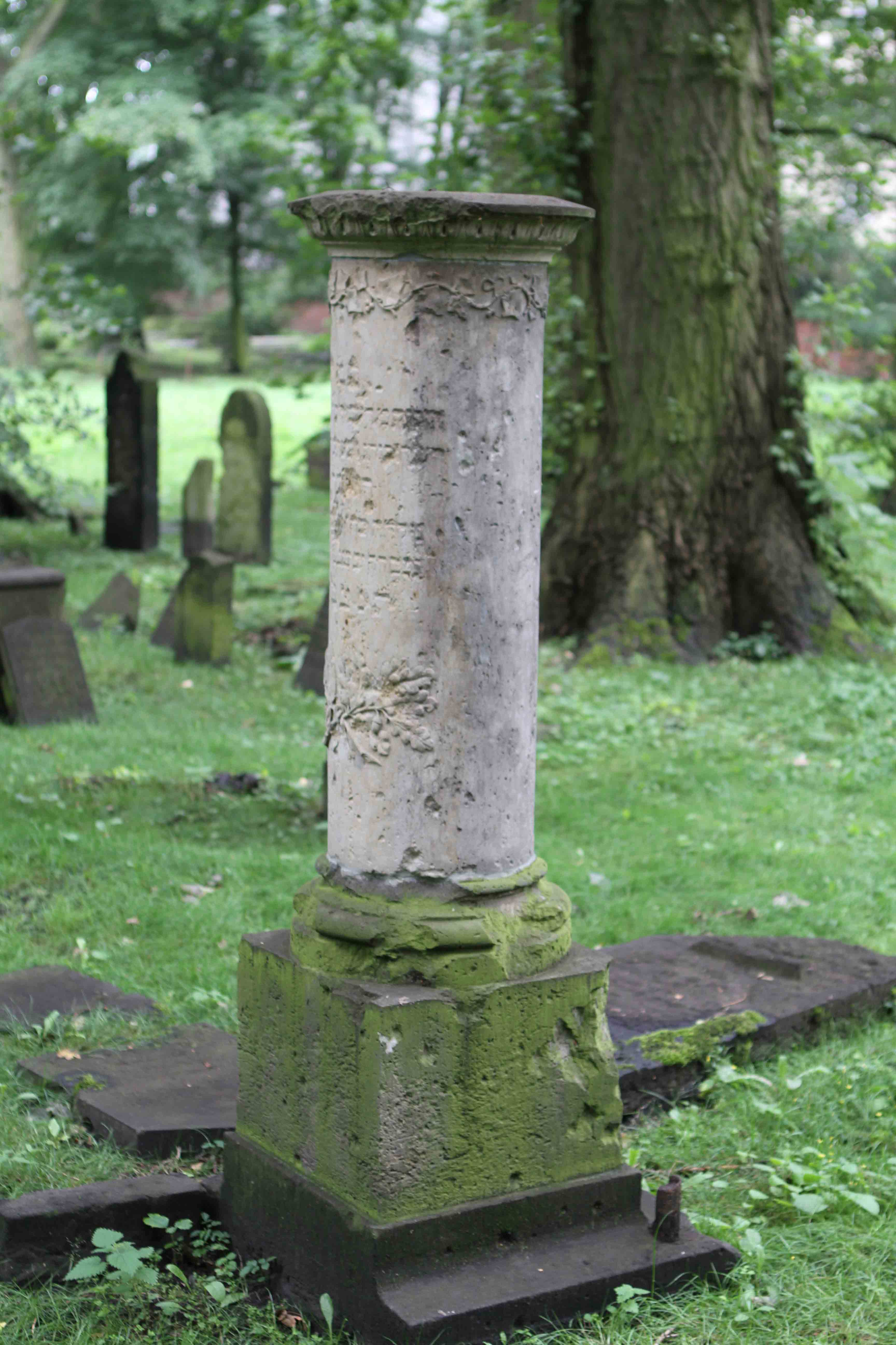 Ein einzelner Grabstein auf dem jüdischen Friedhof in Hamburg Altona.