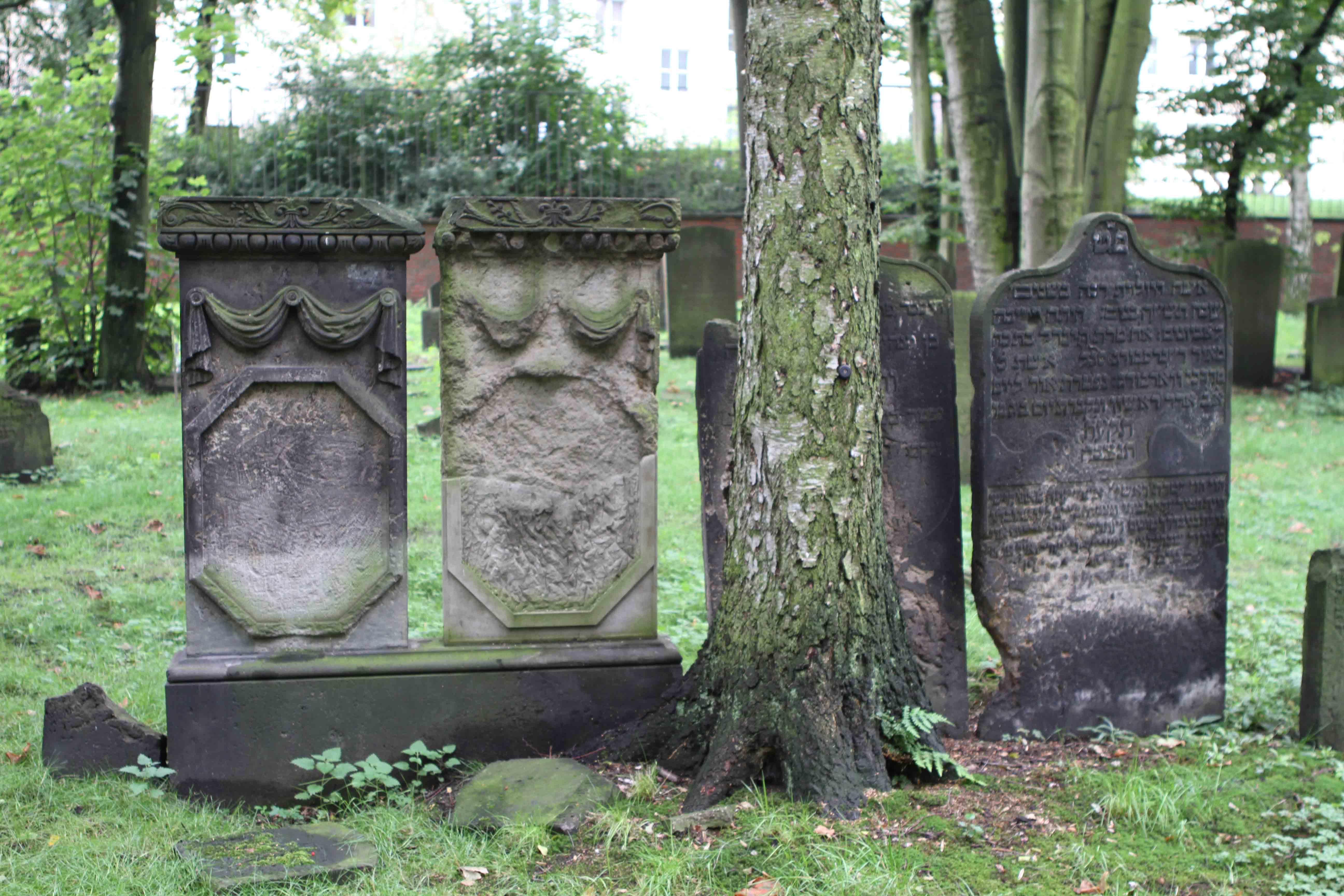 Der Jüdische Friedhof in Hamburg Altona ist ein unbedingtes muss für jeden Hamburg. Hier ist z. B. eine Reihe von Grabsteinen.