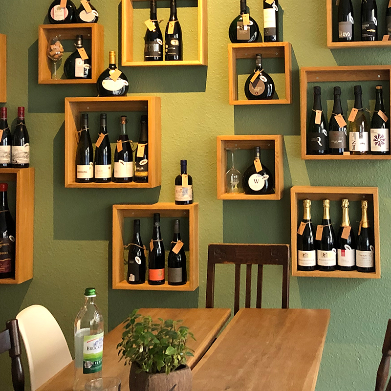 In der Vinothek Wohlsein in Würzburg finden sich besondere Weine von kreativen oder kleinen Weingütern aus Franken.