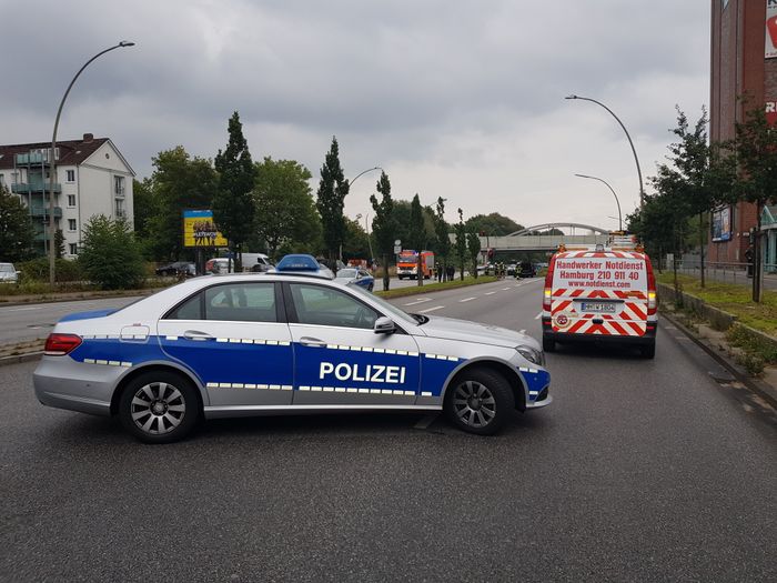 HNZ Hamburg sichert Einsatzstelle mit Polizei 