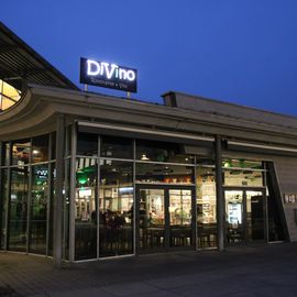 DiVino vor klarem Himmel
