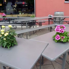 Blumentöpfe im Tisch integriert. Kein Salat, 
nicht essbar!