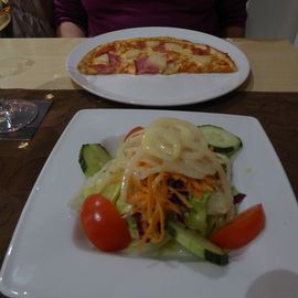 Pizza 9,90, Salat 3.- 