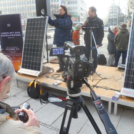 Herr Vollmer informiert den bekannten Fernseh-Journalisten Farenski &uuml;ber Solaranwendungunen im Privathaushalt.