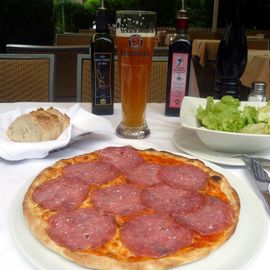 Vorzügliche Pizza, guter Salat. Hochwertiges Öl/Essig