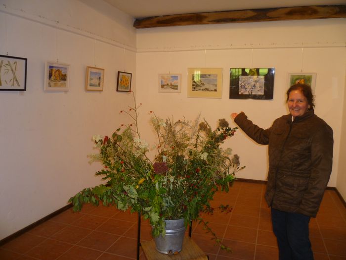 Eine der 3 Künstlerinnen, die je eine Woche im Sardenhaus ihre Bilder ausstellen.
