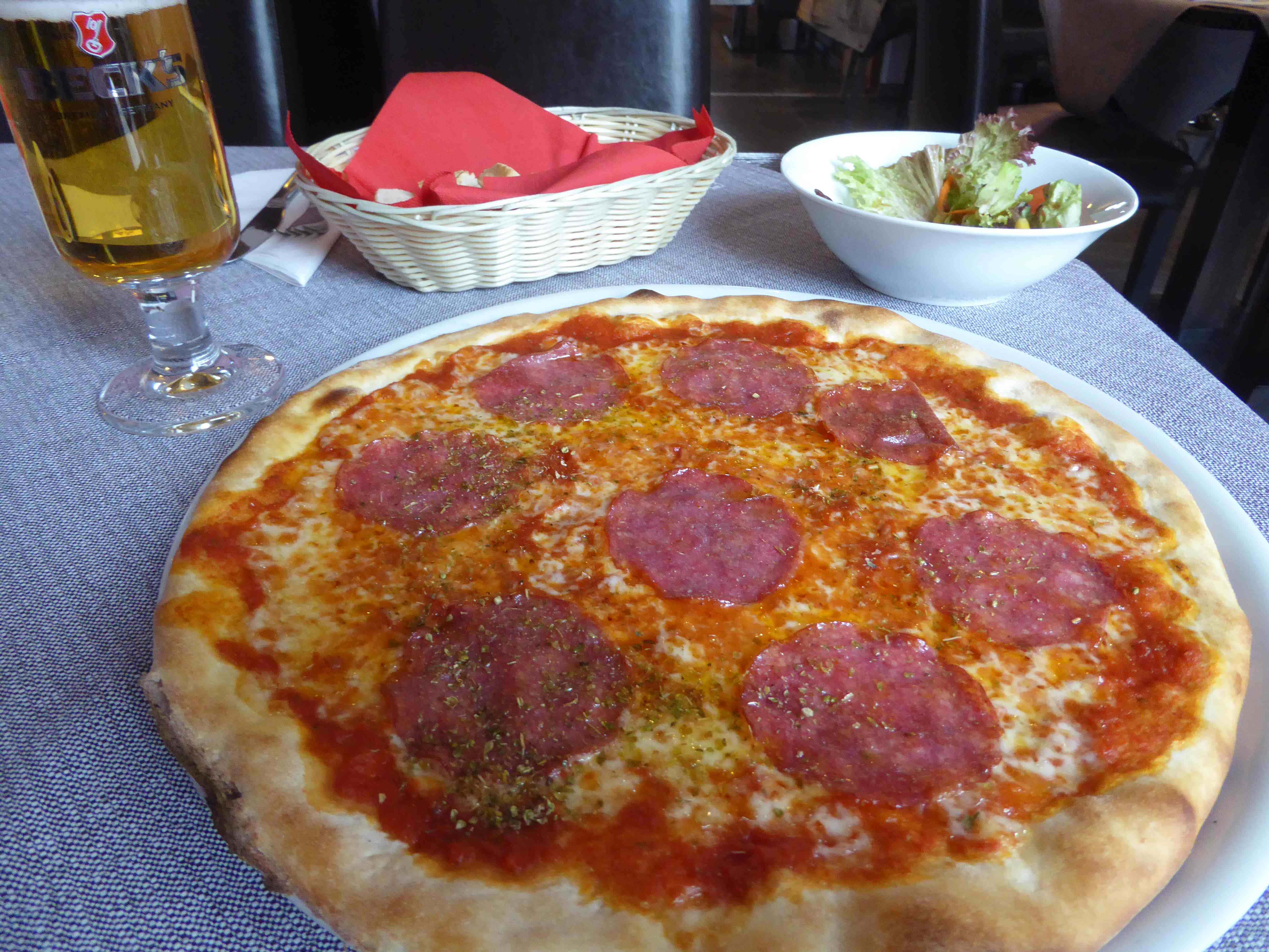 Pizza mit Salat 7,90. Geschmack nur Note 3. Pils gut, 2,90 Euro.