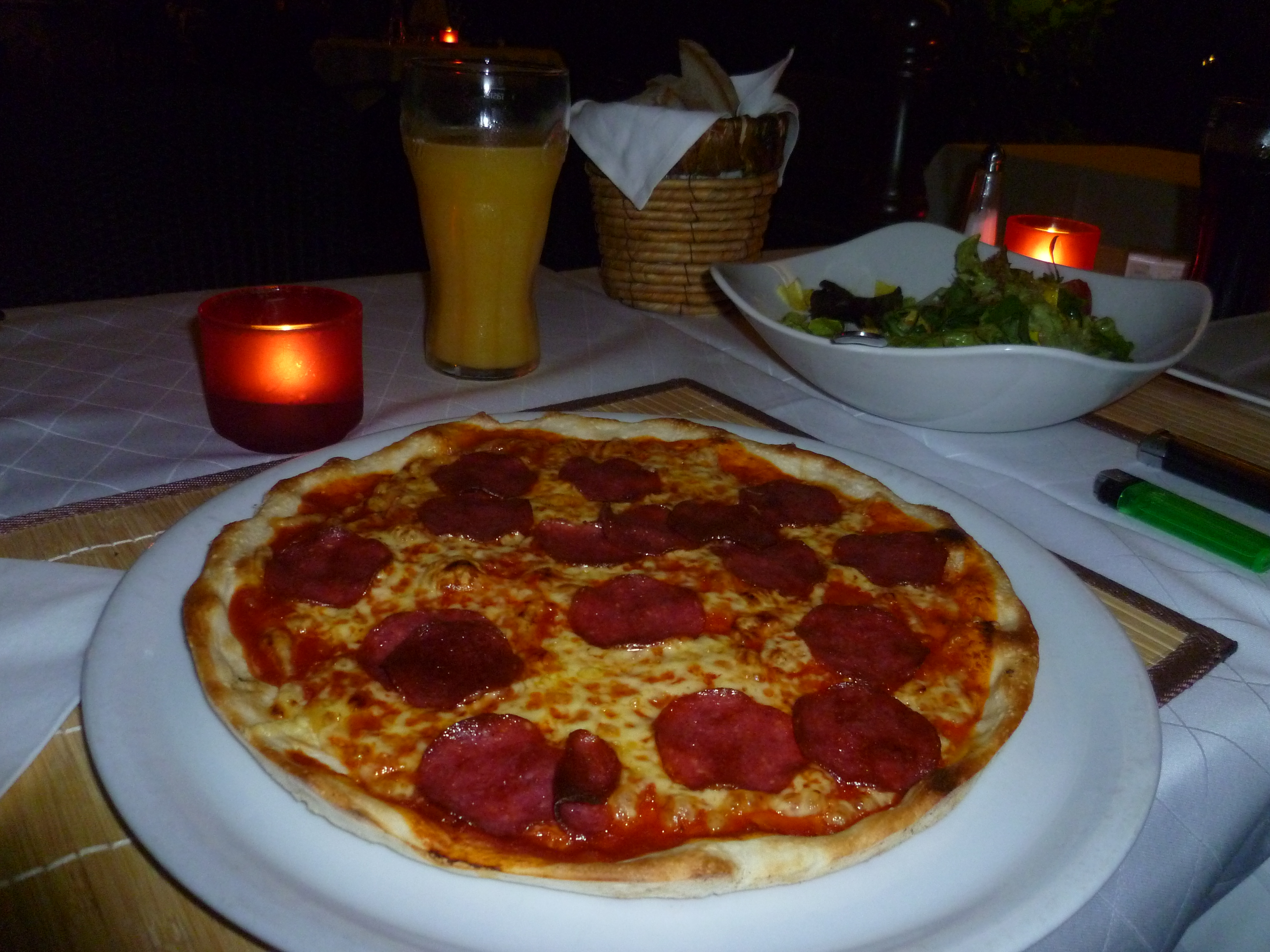 Top-Pizza mit Italienischer Salami.