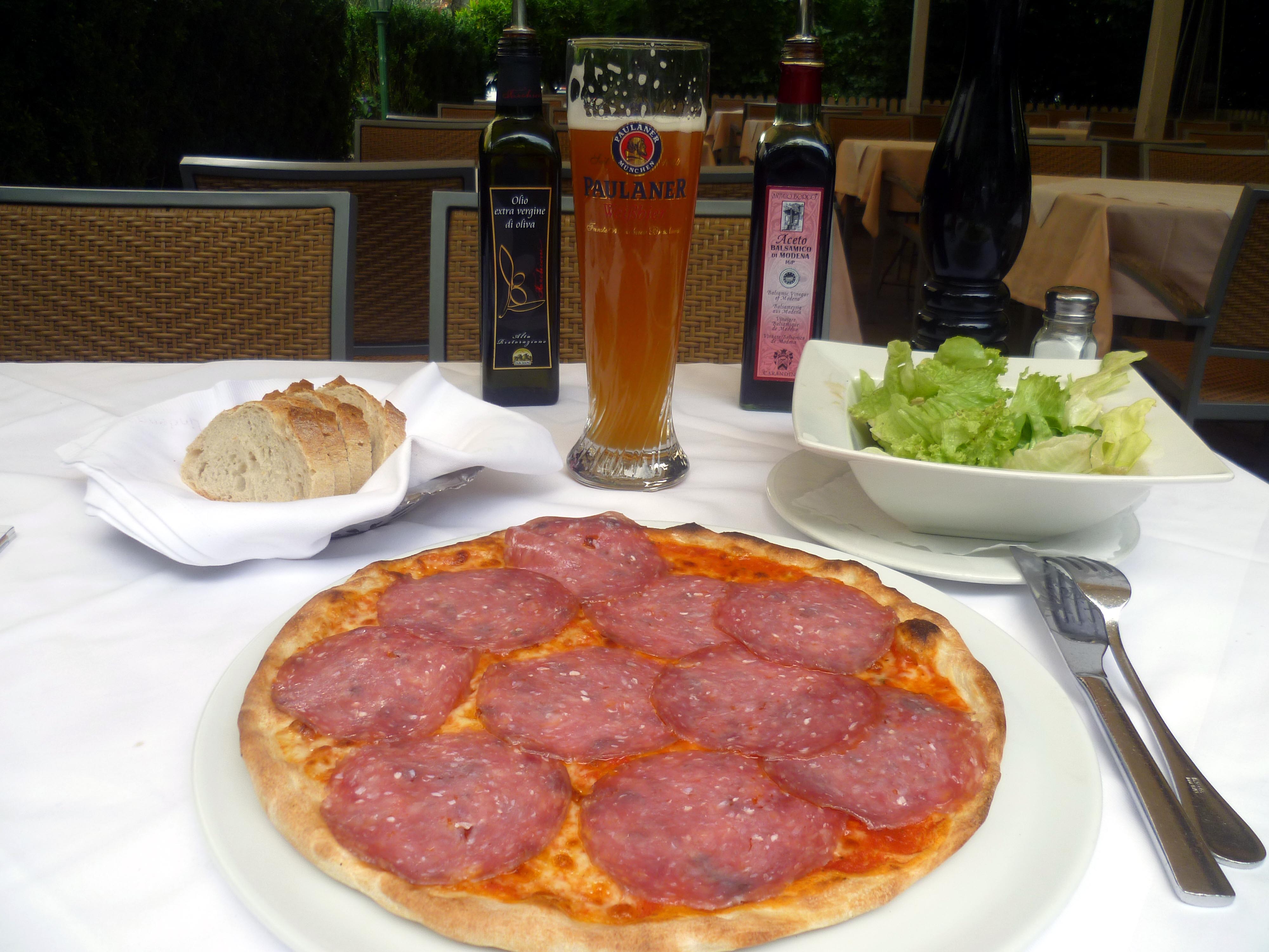 Vorzügliche Pizza, guter Salat. Hochwertiges Öl/Essig