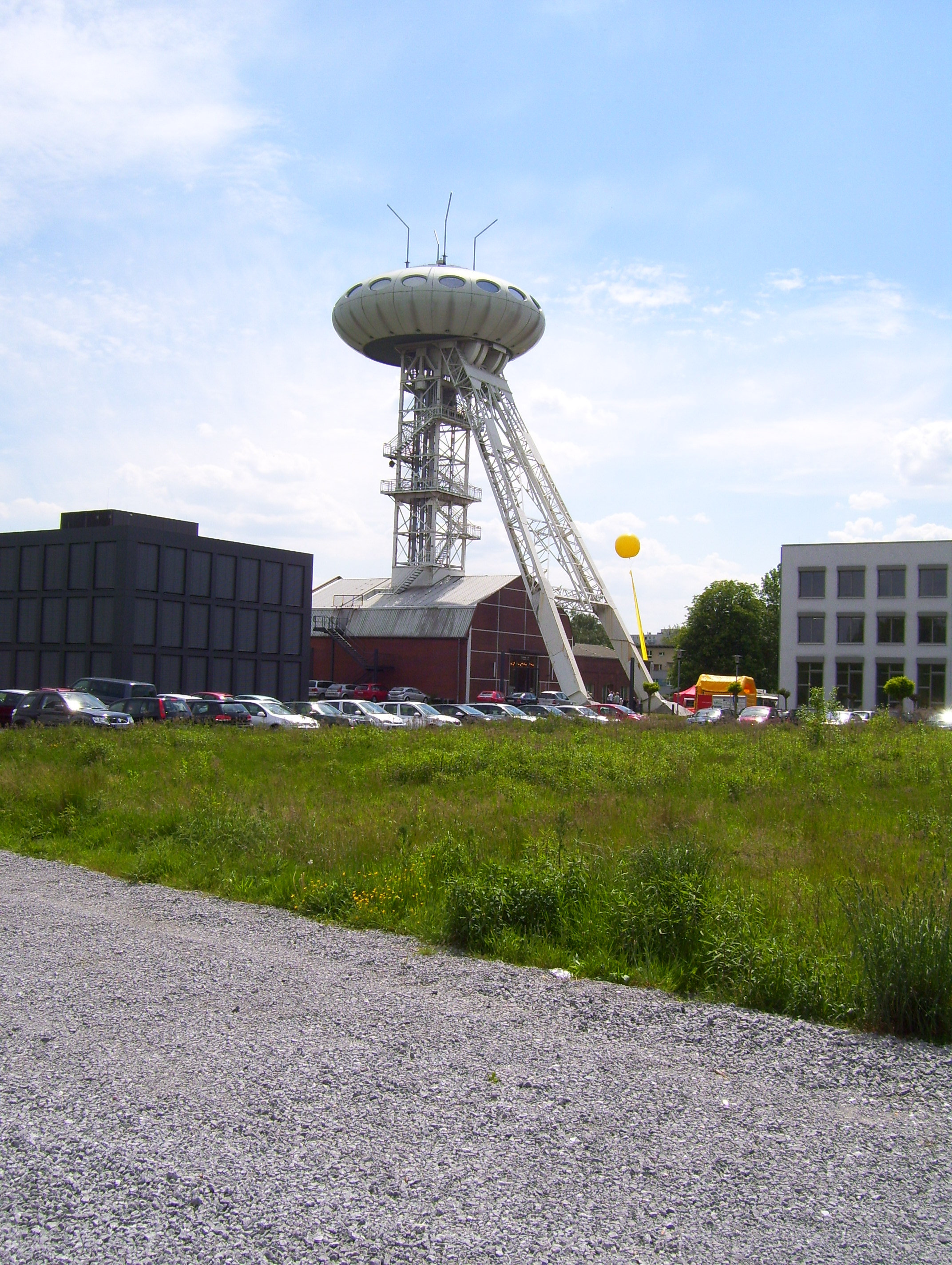 L&Uuml;NTEC Technologiezentrum mit &quot;Schachtzeichen&quot;  und dem Ufo.