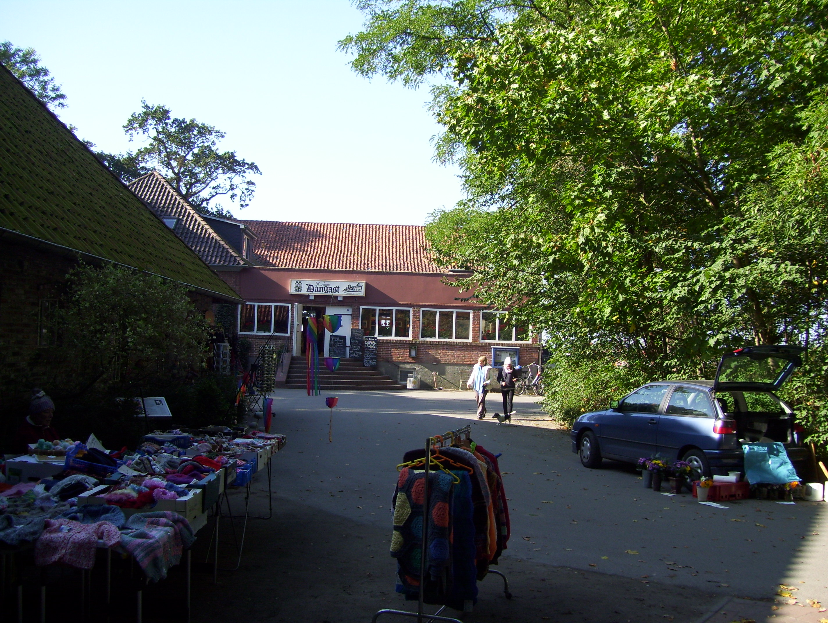 Trödelmarkt am Kurhaus (nur am Wochenende).
