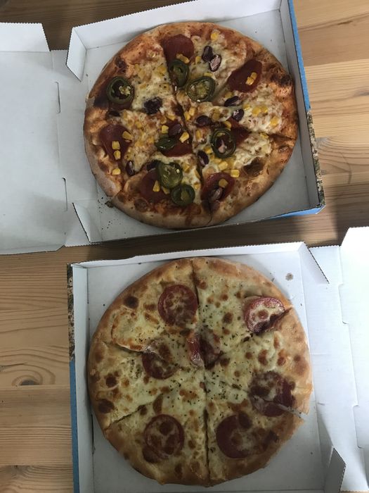 Gelieferte Pizza Piccante (unten) und Mexico (oben).