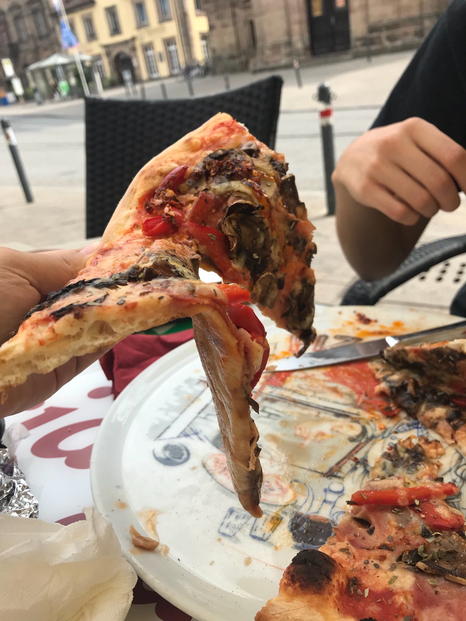 Fettige Pizza, von der der Belag runterfällt