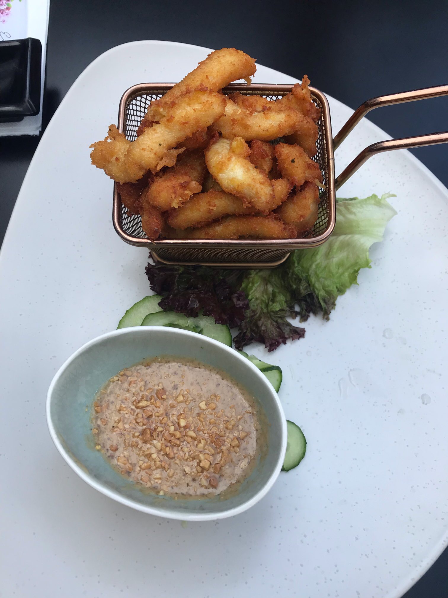 Tori Karaage (knusprige Hähnchenbrust auf Gurke mit Erdnusssauce)