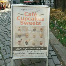 Werbetafel auf der Straße vor dem Café