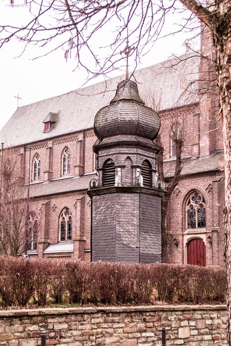 Der ehemalige Glockenturm steht nun vor der Pfarrkirche St. Vinzentius,